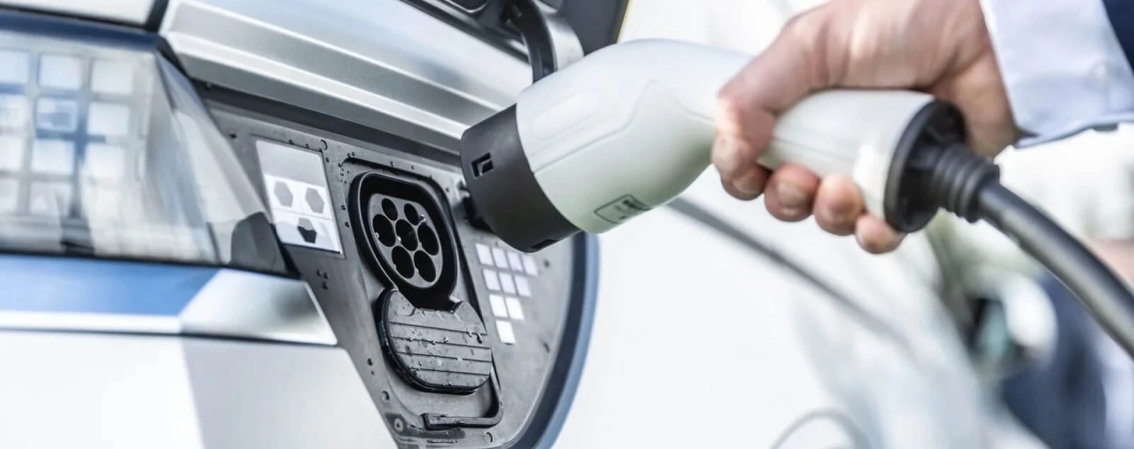 Falownik i samochód elektryczny: czy Twój dom jest gotowy do ładowania pojazdu elektrycznego?