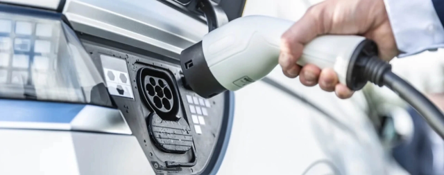 Falownik i samochód elektryczny: czy Twój dom jest gotowy do ładowania pojazdu elektrycznego?